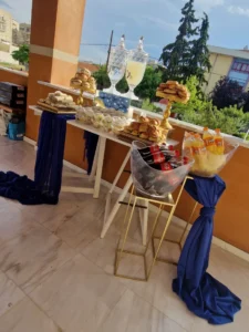 στολισμός βάπτισης για αγόρι με θέμα την κορώνα