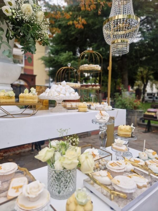 στολισμός γάμου λευκό χρυσό