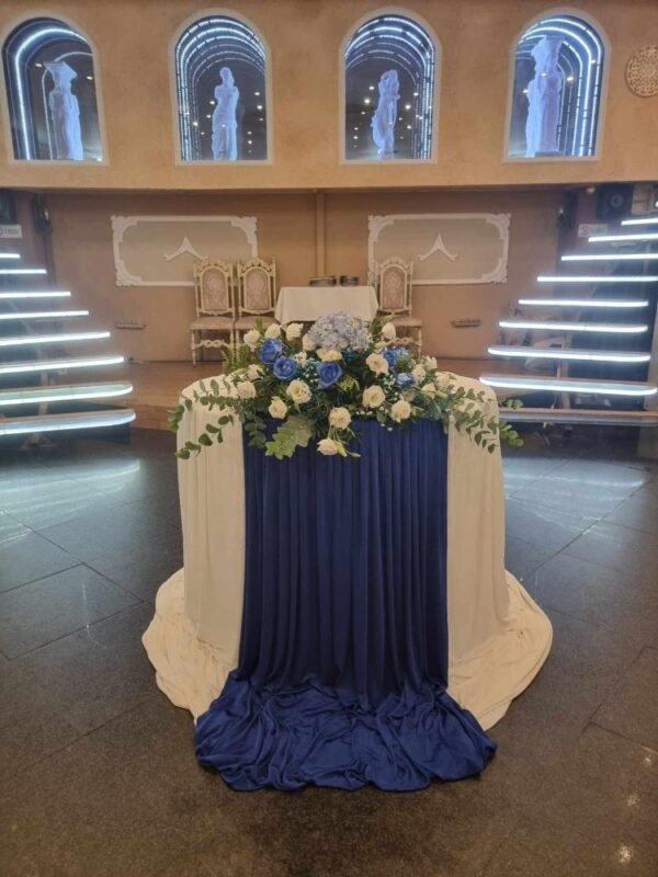 στολισμός αίθουσας δεξιώσεων σε μπλε ηλεκτρικ