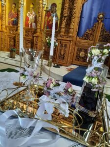 στολισμός γάμου λιλά και χρυσό