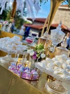 στολισμός γάμου λιλά και χρυσό