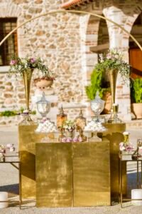 στολισμός γάμου λιλά και χρυσό