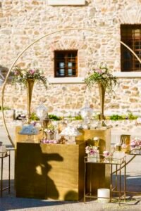 στολισμός γάμου λιλά και χρυσό