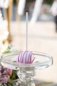 στολισμός γάμου λιλά και χρυσό