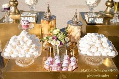 στολισμός γάμου λιλά και χρυσό