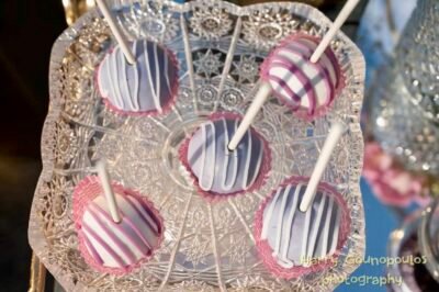 στολισμός γάμου λιλά και χρυσό