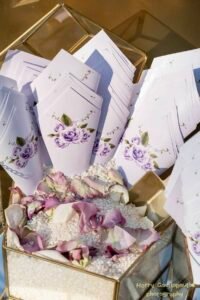 στολισμός γάμου λιλά και χρυσό